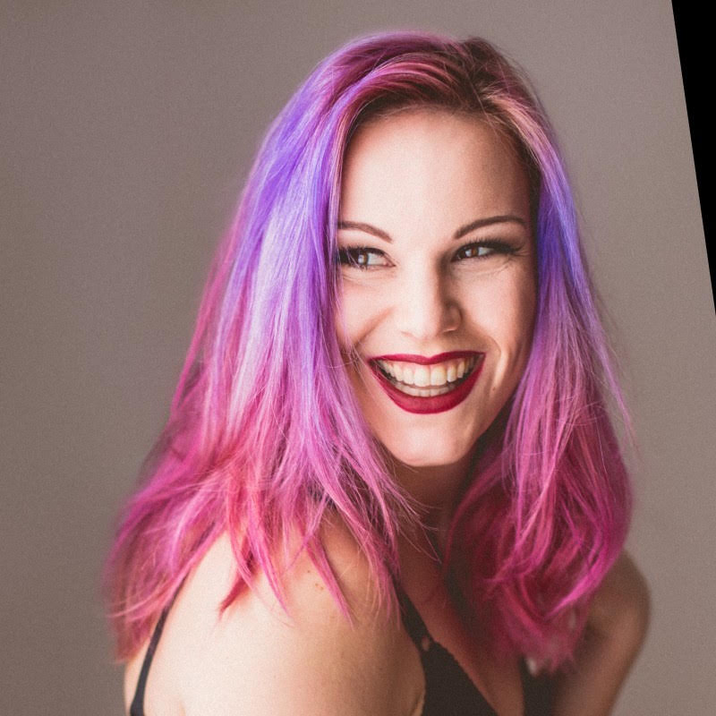Porträttfoto av Linnéa med rosa och lila hår